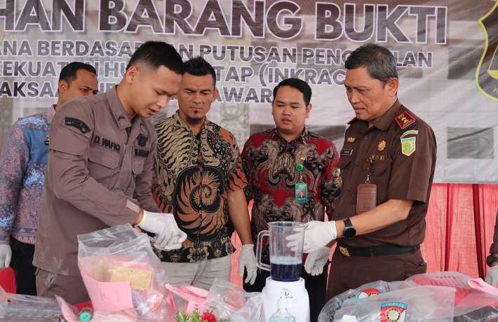 Kejari Pesawaran Lakukan Pemusnahan Barang Bukti